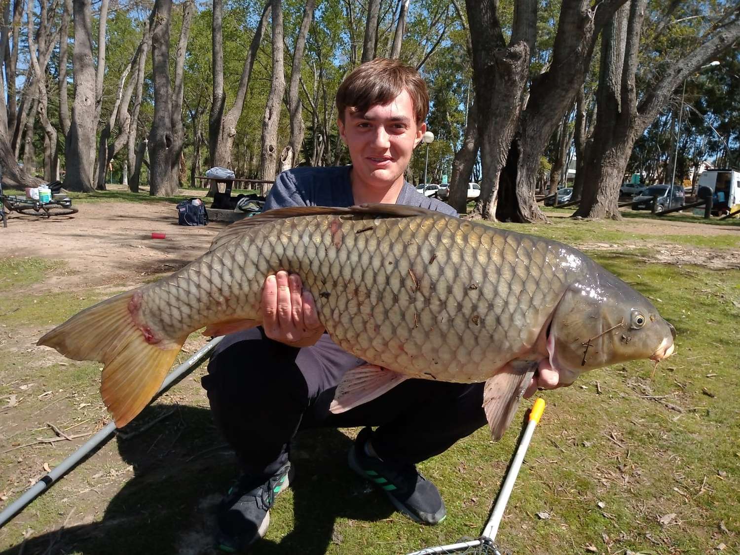 Pescaron una carpa de más de 12 kilos en el Lago del Fuerte