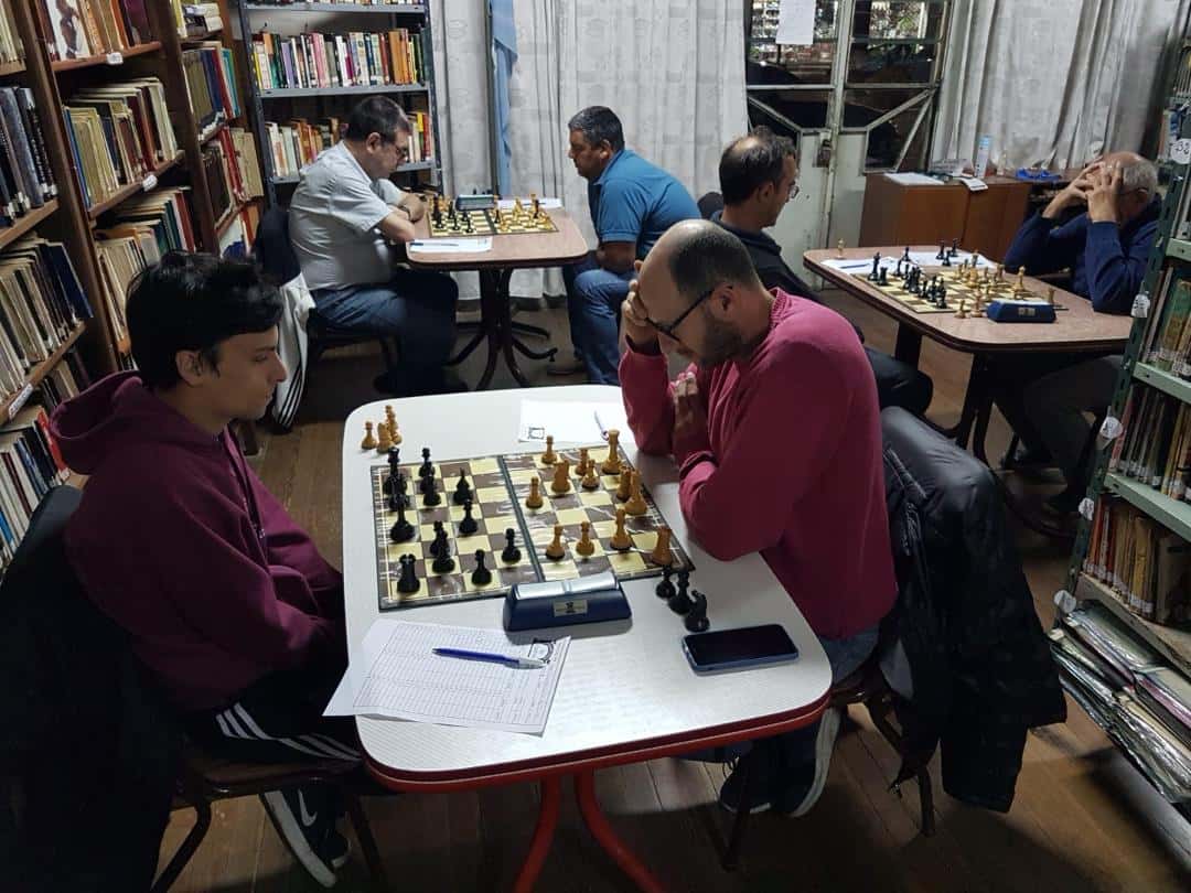 El torneo local avanza en la Biblioteca Alberdi.