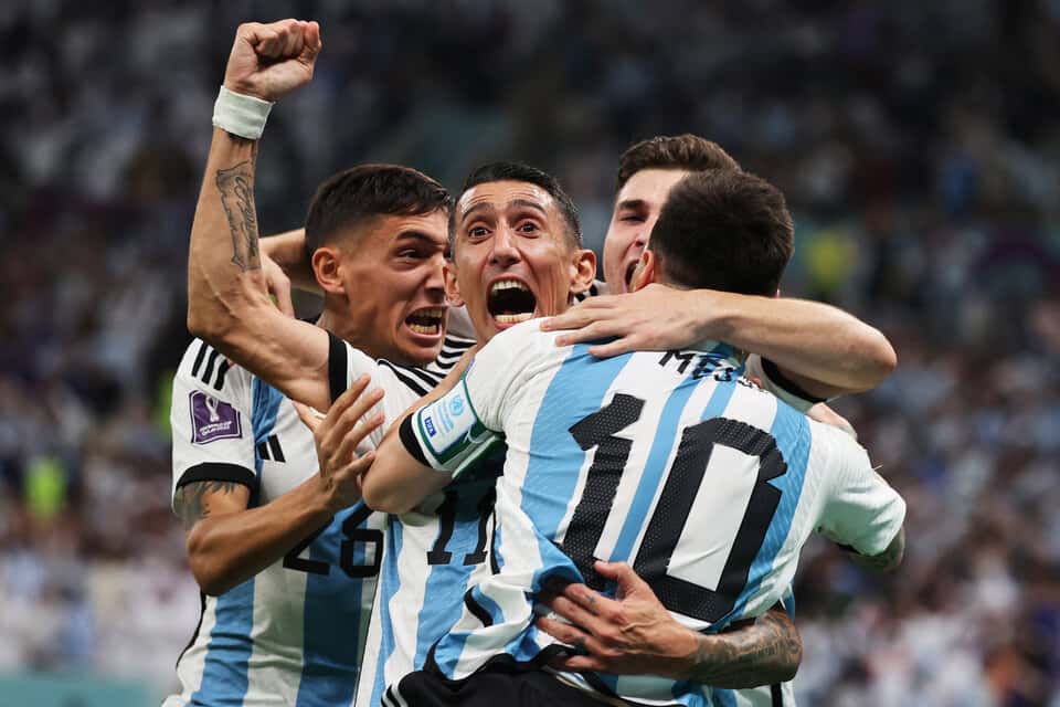 Argentina derrotó a México 2-0 y obtuvo un alivio de cara a la clasificación a octavos de final