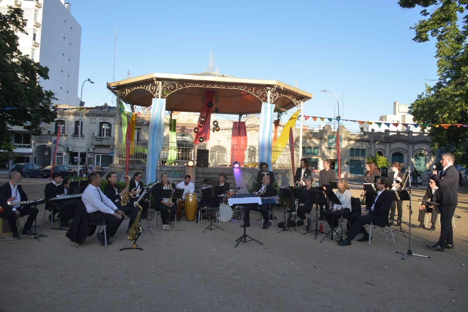 La banda municipal cerró la gira de conciertos didácticos en la glorieta de la Plaza Independencia
