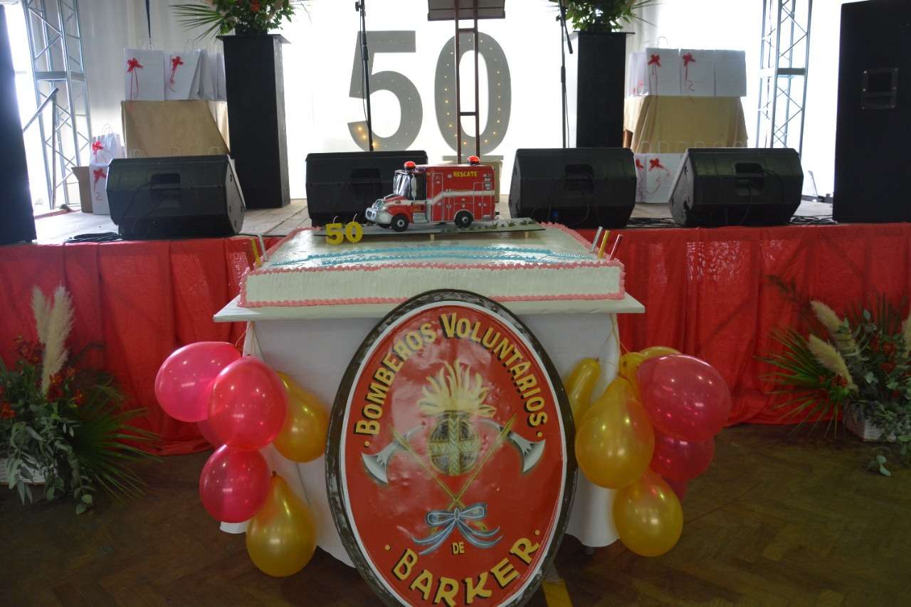 Internos del Penal 37 elaboraron una torta de 100 kilos para celebrar el aniversario de los bomberos de Barker