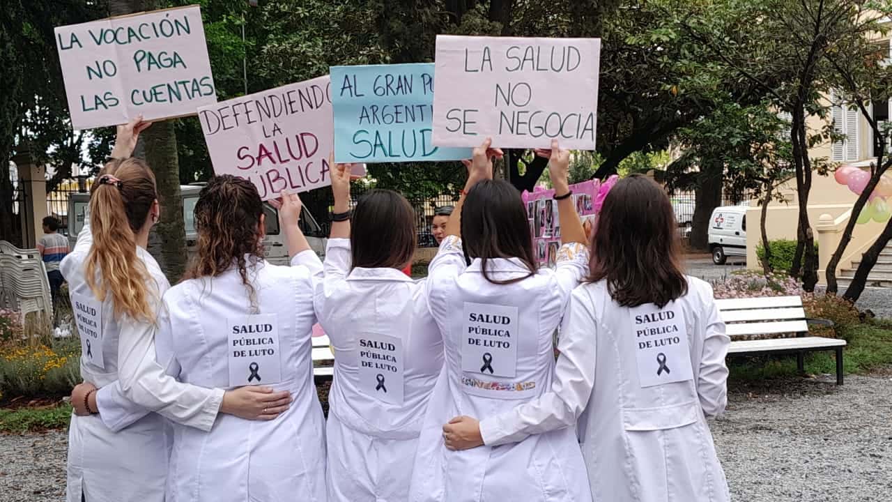 Trabajadores de la salud realizaron una manifestación frente al Hospital Santamarina
