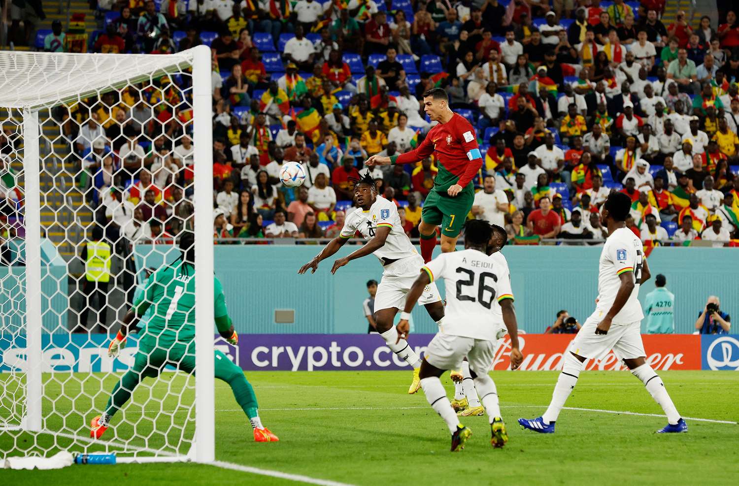 Cristiano Ronaldo, exhibiendo su capacidad de salto en el área ghanesa.
