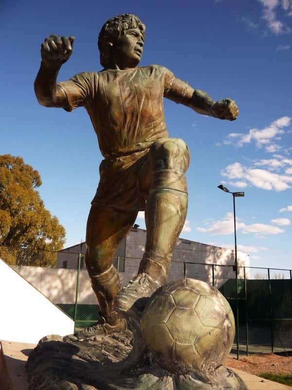 Artistas presentaron proyectos escultóricos inspirados en el fútbol, en homenaje a Maradona