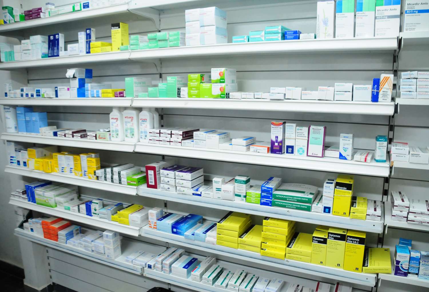 El decreto autoriza a comercializar medicamentos de venta libre en locales que no sean farmacias