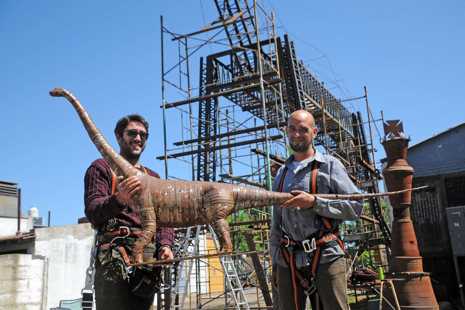 Los Herreros del Arte preparan un Argentinosaurus de 45 metros para el Bicentenario de Tandil