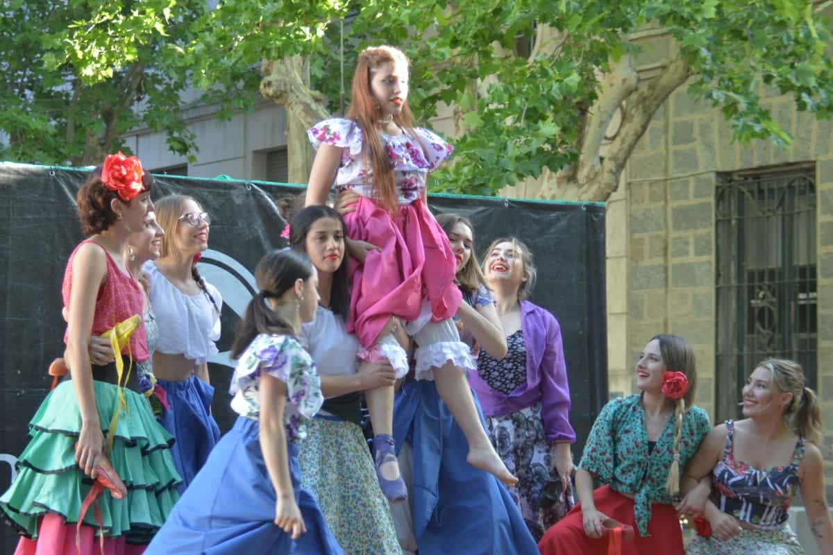 Una de las performances de las alumnas de la Escuela Municipal de Arte.