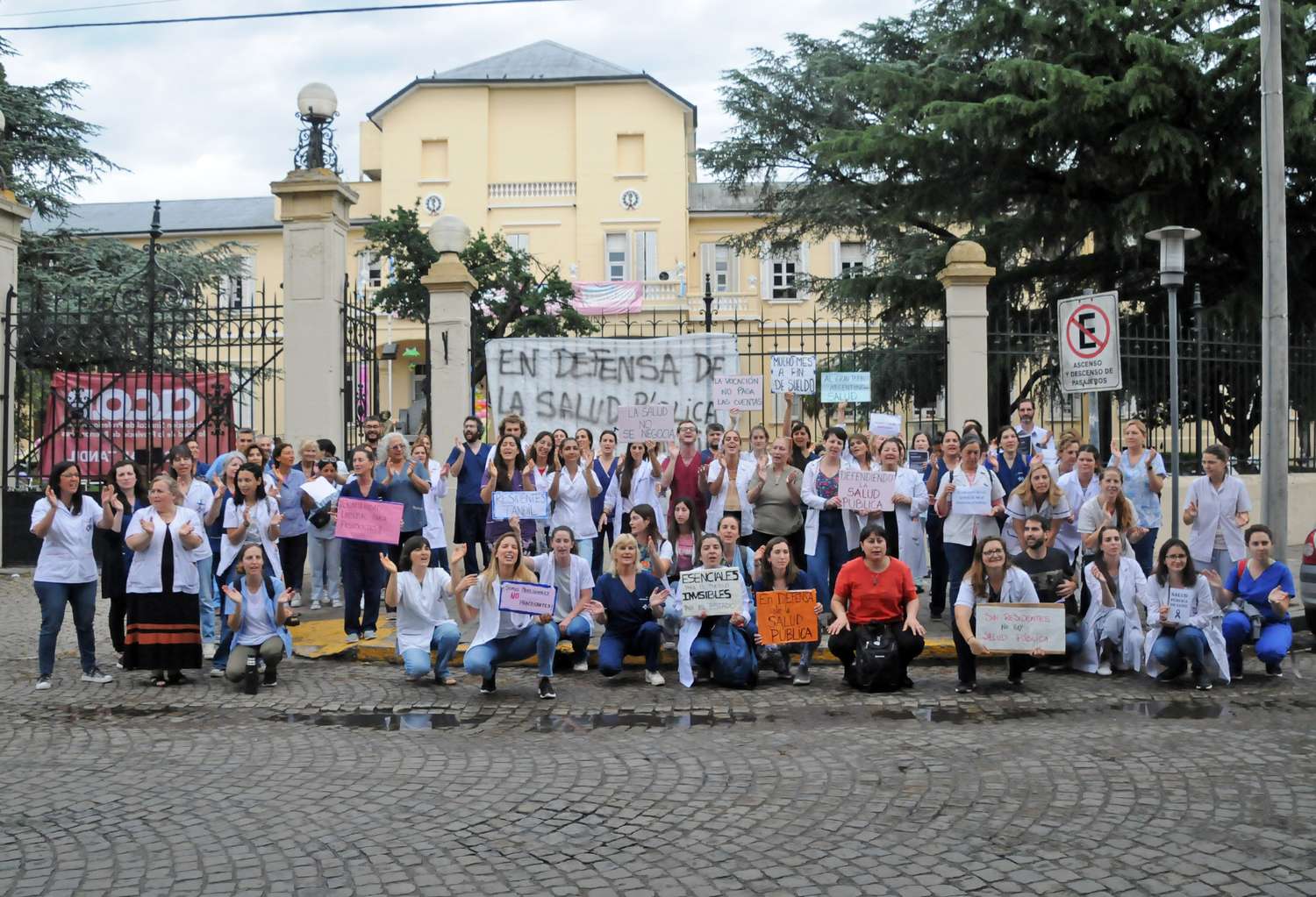 Profesionales del SISP se manifestaron frente al Hospital Santamarina en defensa de la salud pública