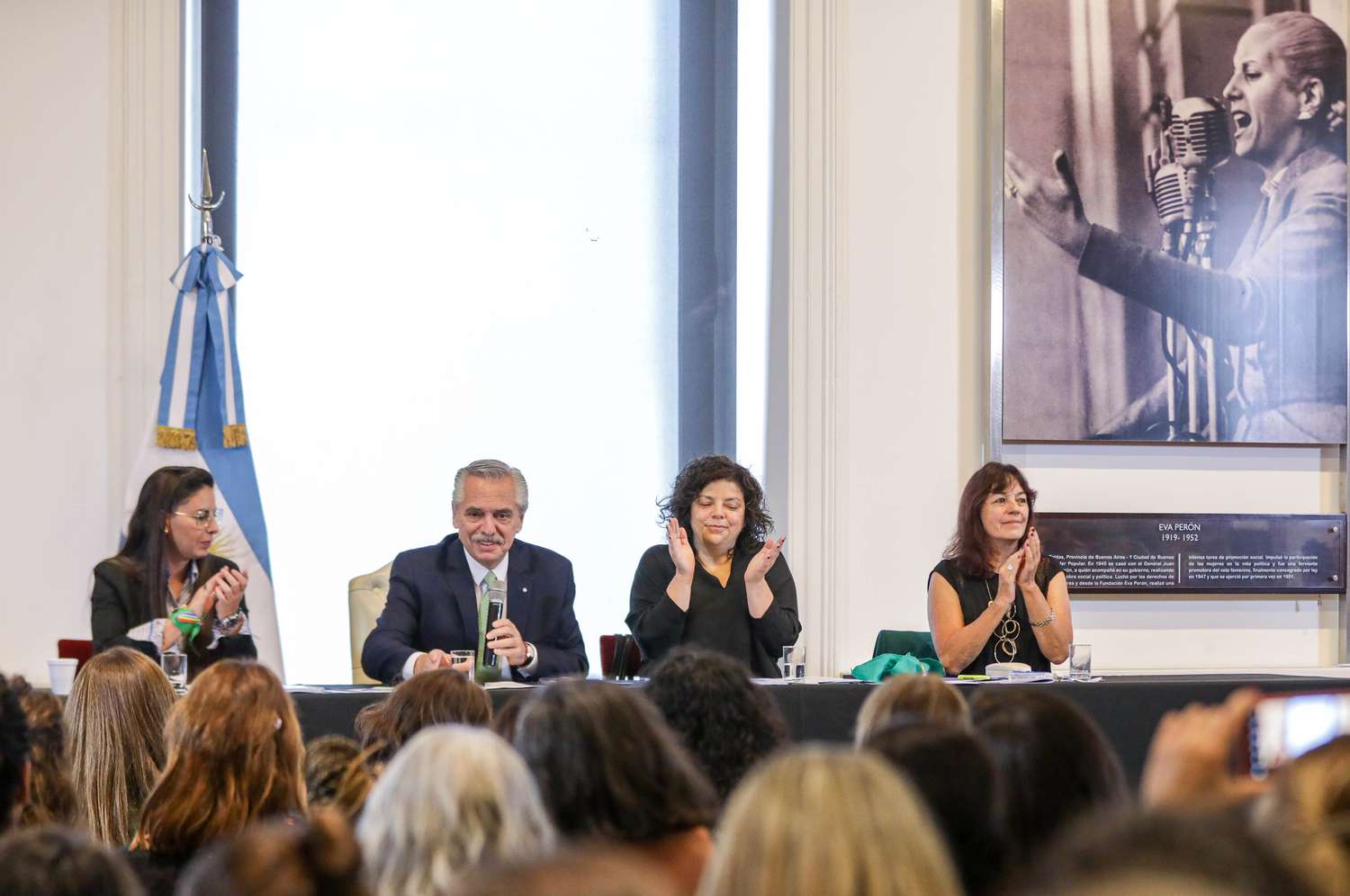 Alberto Fernández junto a las ministras de Salud, Carla Vizzotti, y de Mujeres, Géneros y Diversidad, Ayelén Mazzina, y la secretaria Legal y Técnica, Vilma Ibarra.