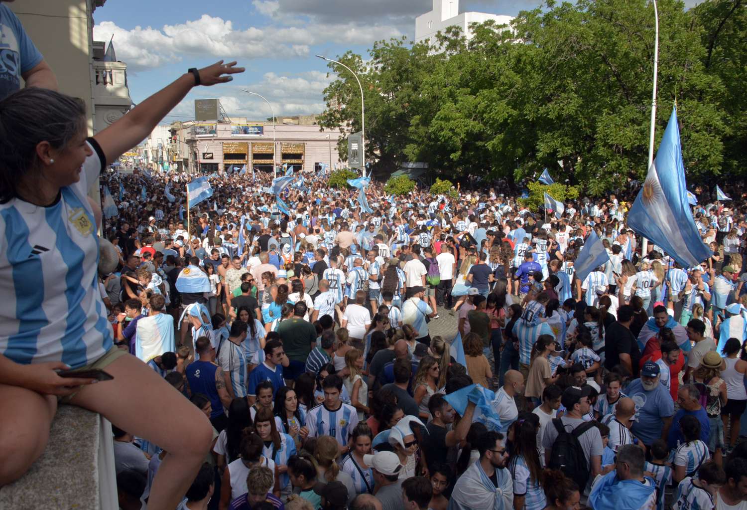 Una multitud se congregó en el centro y todo Tandil se unió para festejar que Argentina gritó campeón