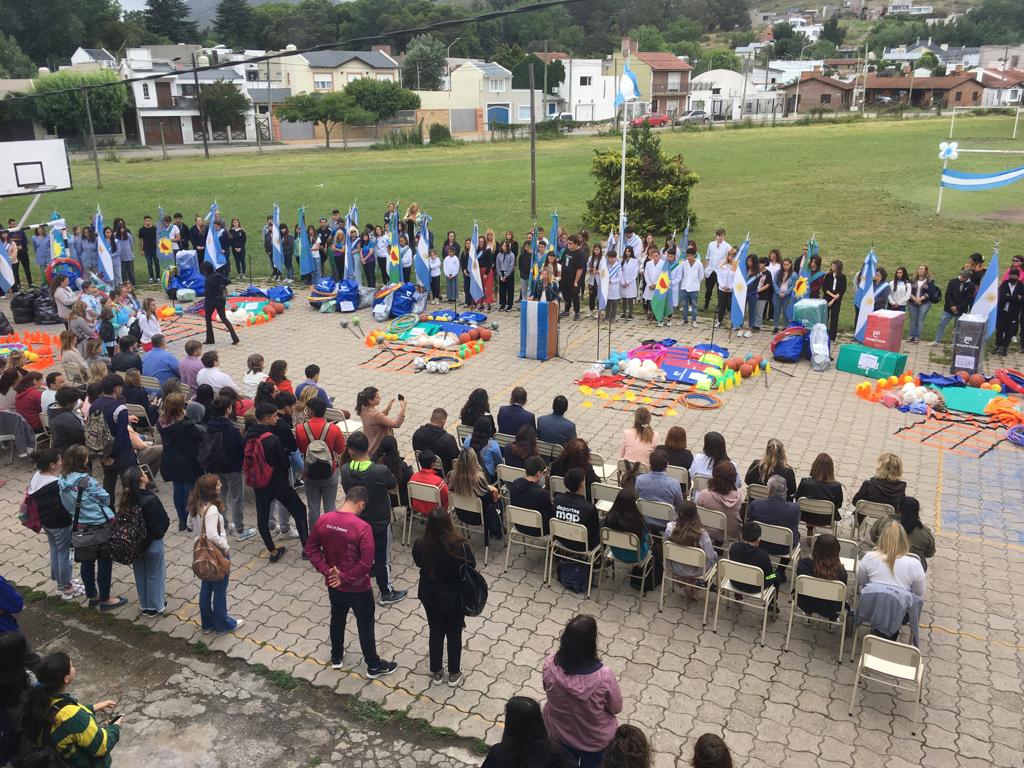 Con la presencia de autoridades educativas provinciales, se realizó el acto distrital de entrega de kits deportivos