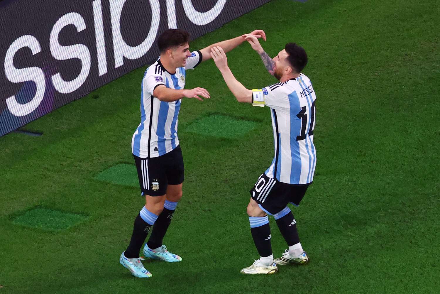 Julián Álvarez y Messi, ternados en fútbol.