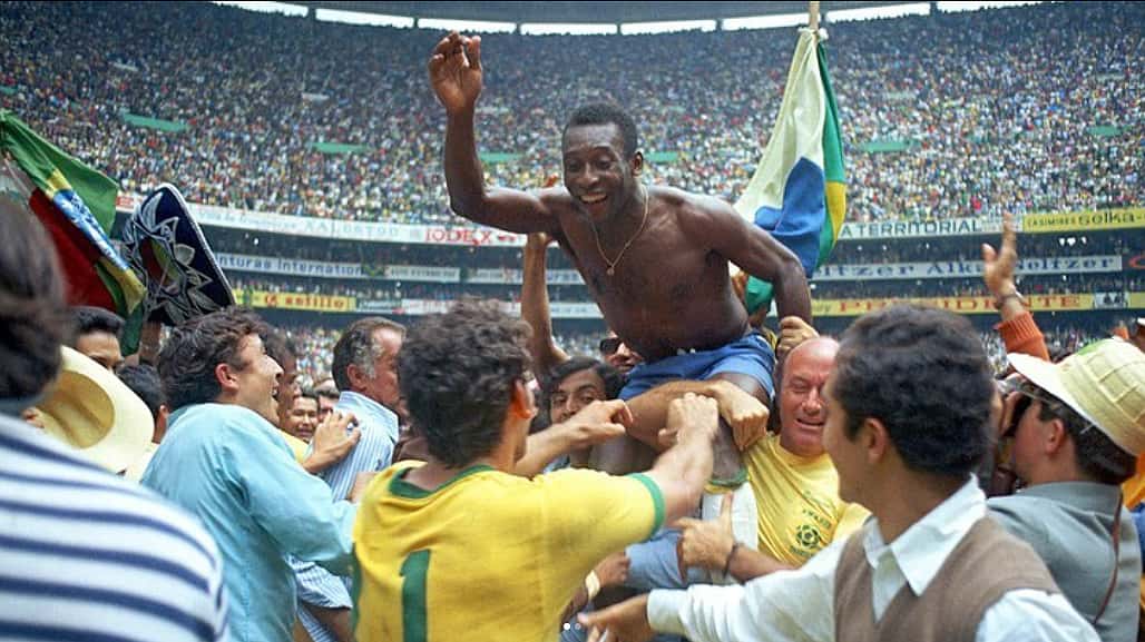 La imagen eterna de Pelé tras ganar la Copa del Mundo de México en 1970.