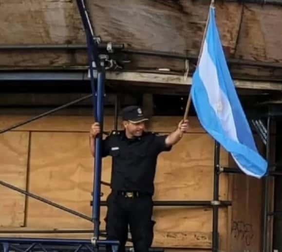 Suspendieron al policía que sostuvo la bandera durante los festejos en Tandil