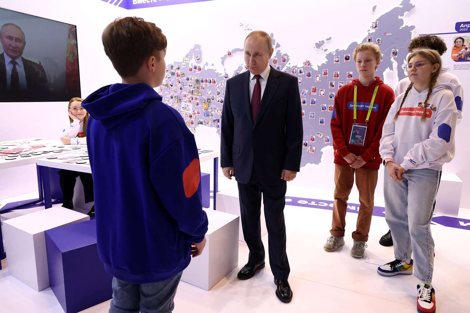 Vladimir Putin visitó una exposición de proyectos antes de una reunión del Consejo de Estado sobre política juvenil en Moscú.