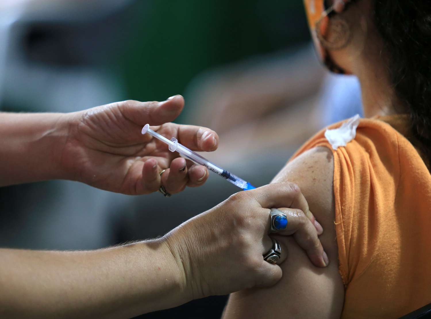 La demanda de vacunas se triplicó ante el incremento de los casos de Covid.