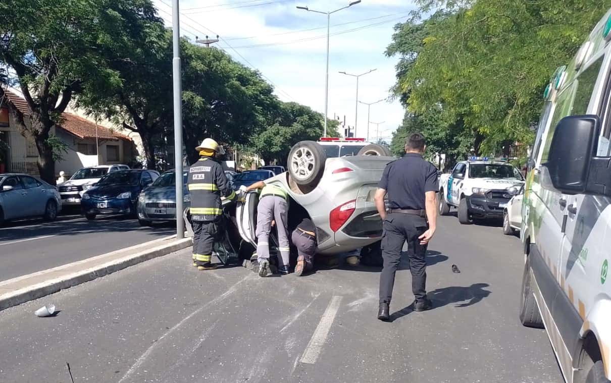 Hospitalizaron a una mujer tras un fuerte vuelco en Avellaneda