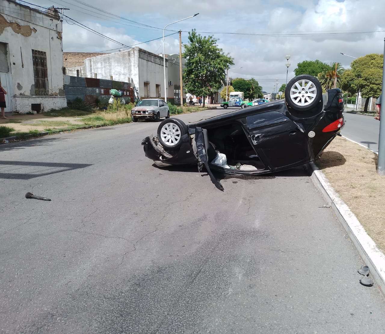 Volcó un auto en Machado y Roca tras impactar contra dos vehículos