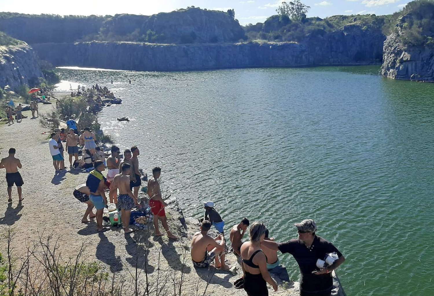 Masiva concurrencia en las cavas de Cerro Leones que advierte sobre la falta de un balneario municipal