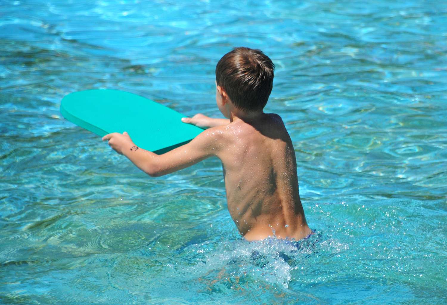 Nadar y jugar en el agua, fundamental para los chicos.