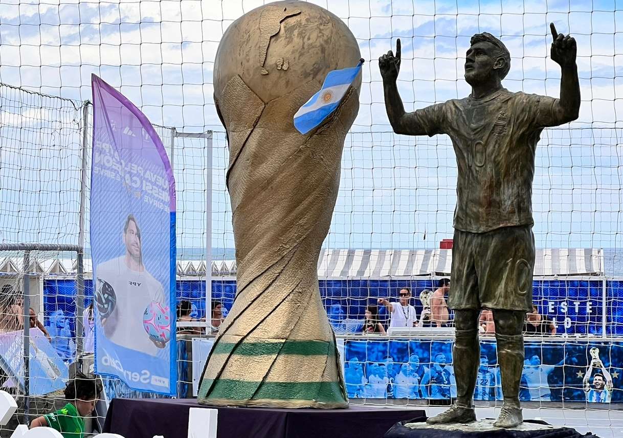 Mar del Plata tiene la primera estatua de Lionel Messi con las tres estrellas mundialistas