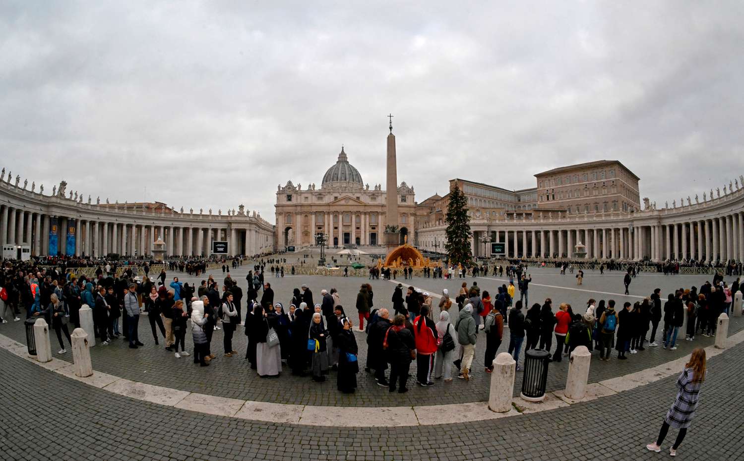 Una multitud despide a Benedicto XVI en la Basílica de San Pedro