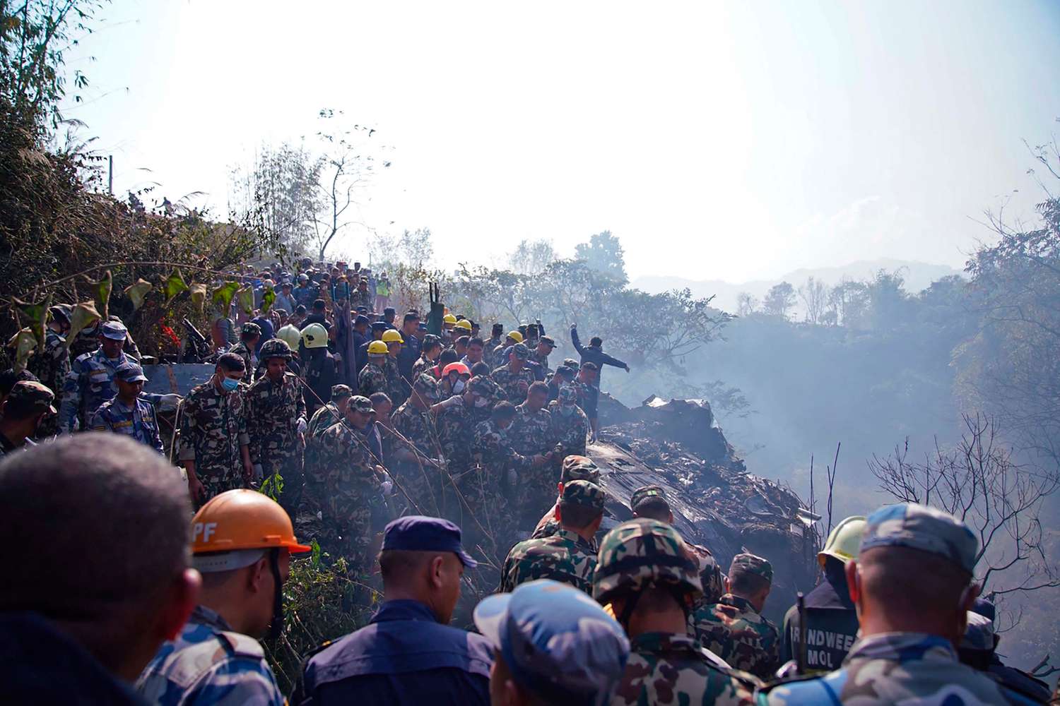 Mueren al menos 67 personas al estrellarse un avión en Nepal, en el que viajaba un argentino