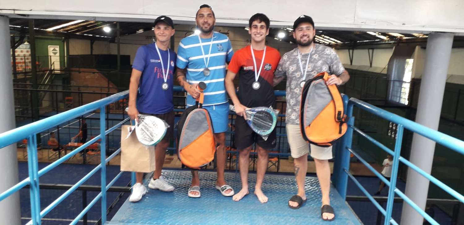 Casaux (primero desde la izquierda) y Ruiz (tercero), campeones en Mar del Plata.