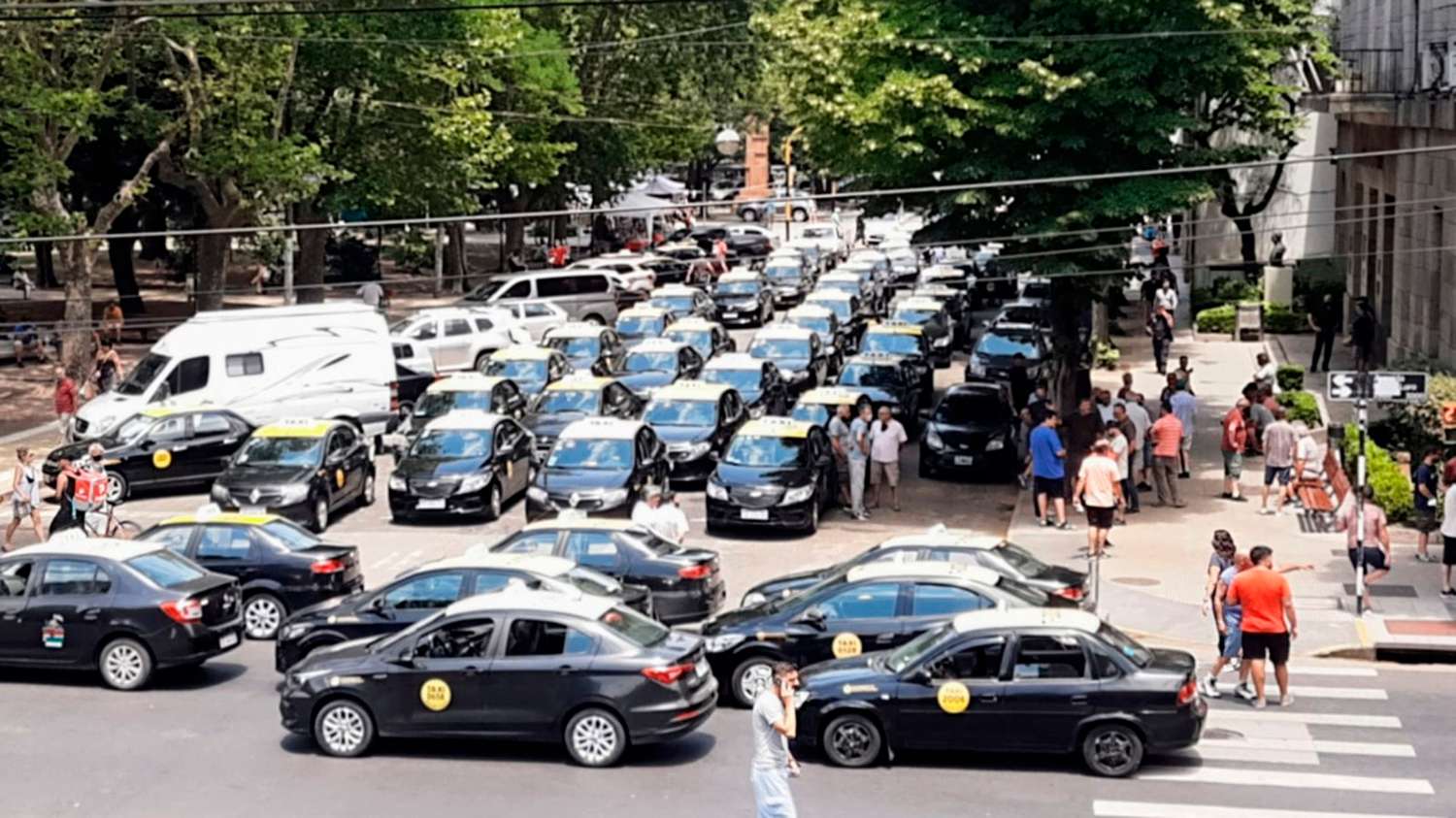 Taxistas y remiseros denunciaron al intendente de Mar del Plata por permitir plataformas digitales