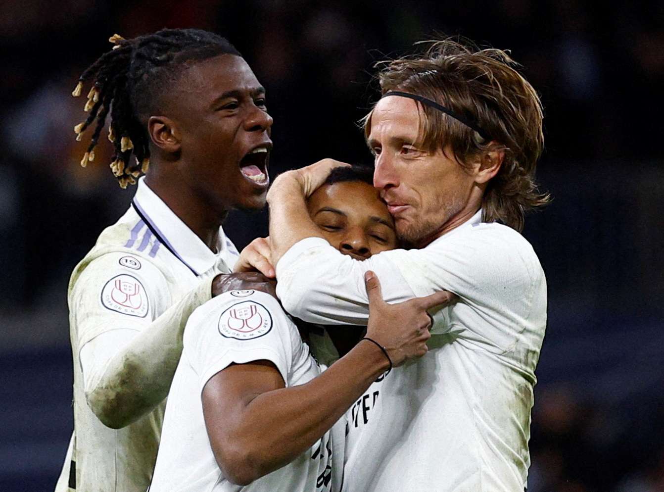 Camavinga y Modric festejan con Rodrygo, autor del gol para el empate parcial.