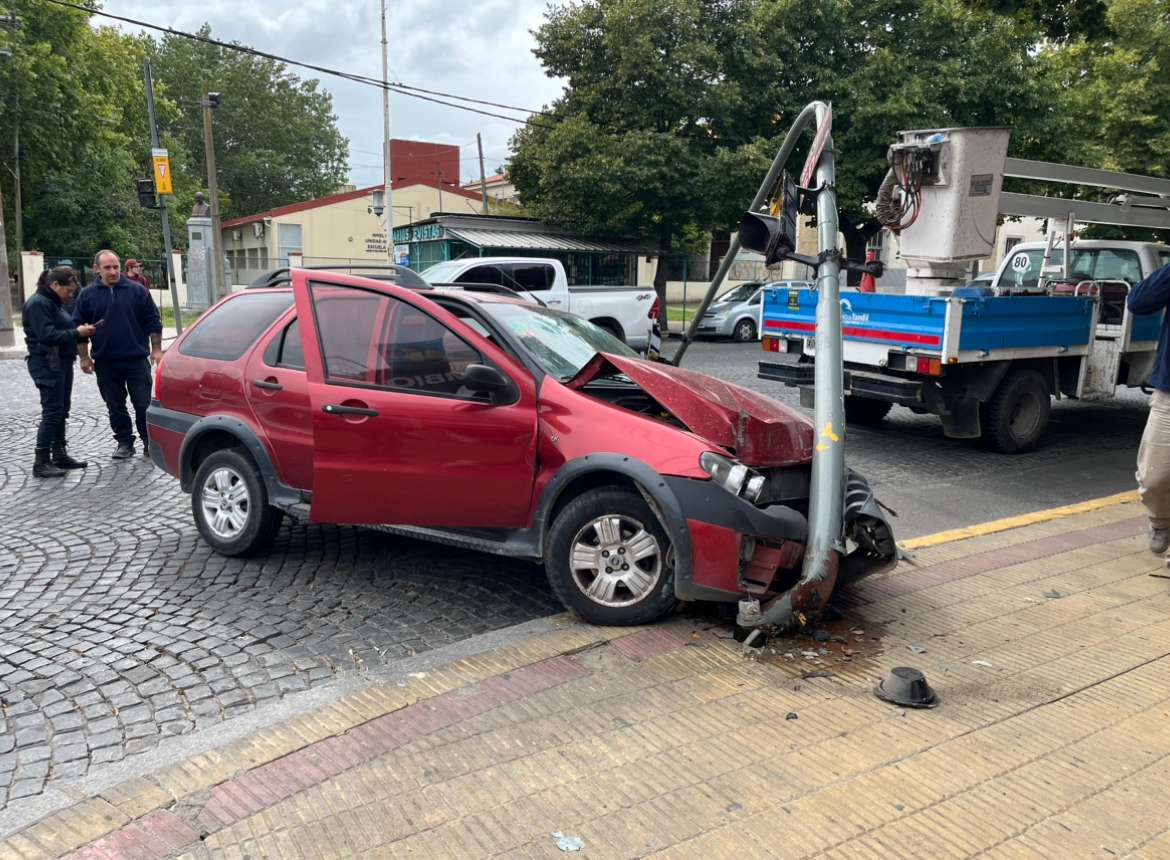 Un hombre fue hospitalizado tras chocar contra un semáforo en España y Santamarina