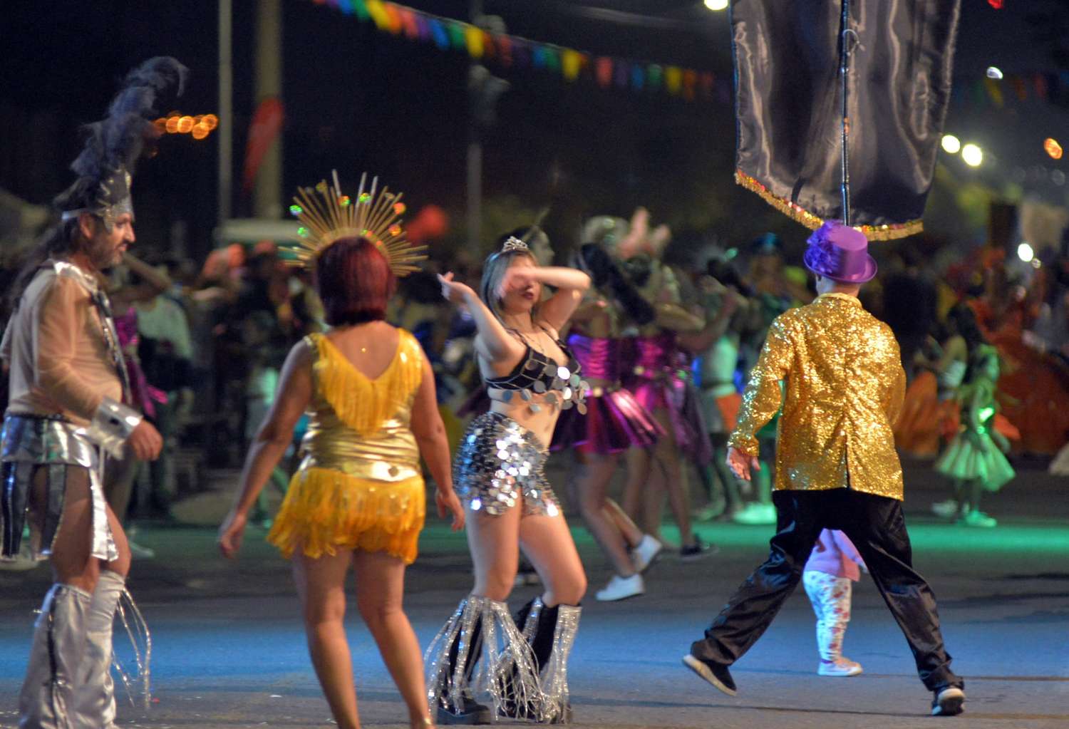 El primer día del Carnaval “Mi Tandil” llenó de ritmo y colores a la Avenida del Encuentro