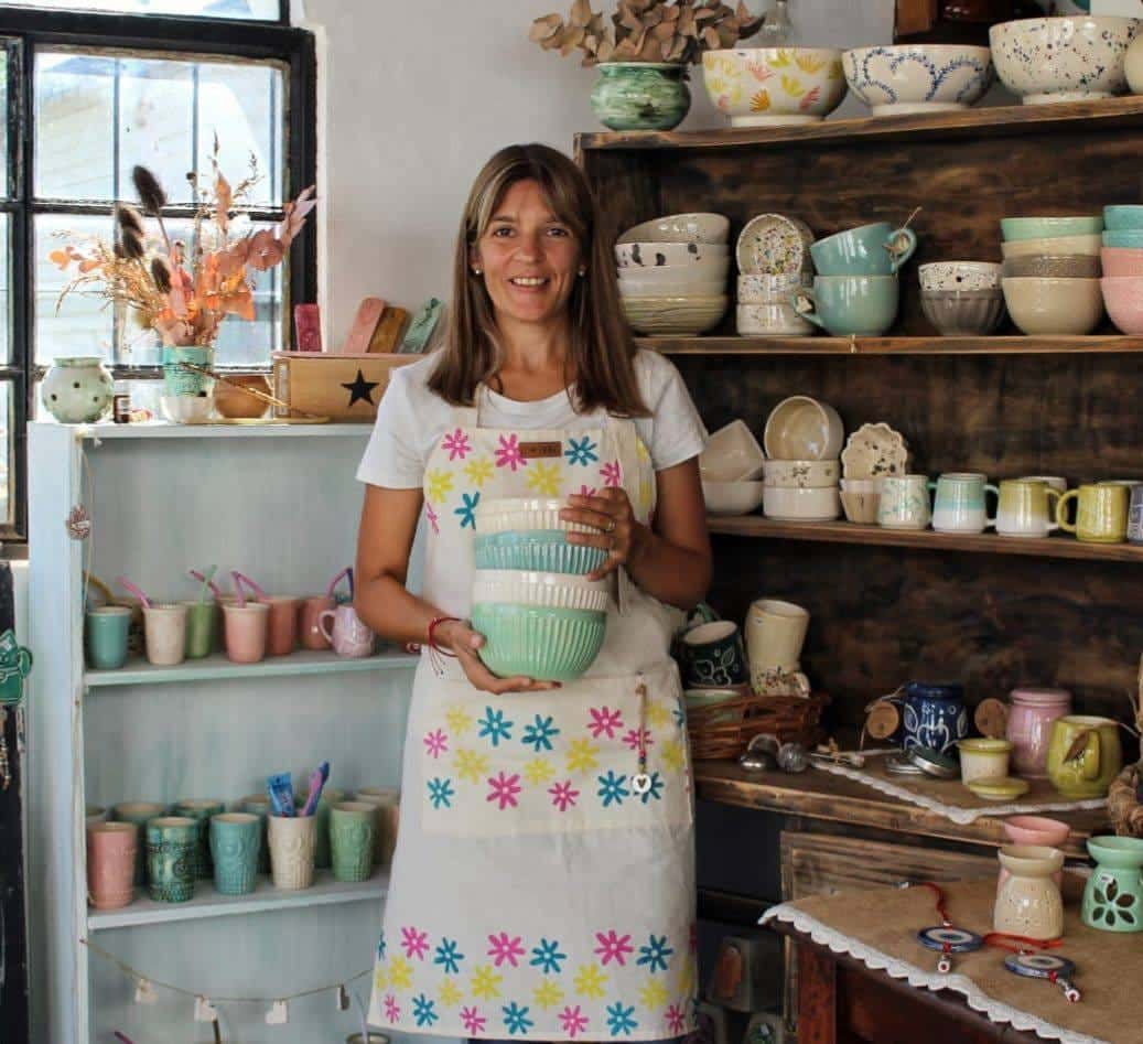 Luciana Sansalone en el taller donde elabora cerámica artesanal.