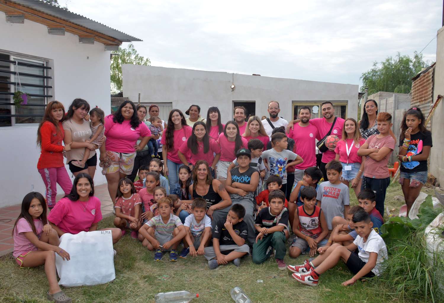 Voluntarios, niños, padres y tutores disfrutaron de una tarde de juegos y solidaridad en el comedor "Los Tatú".