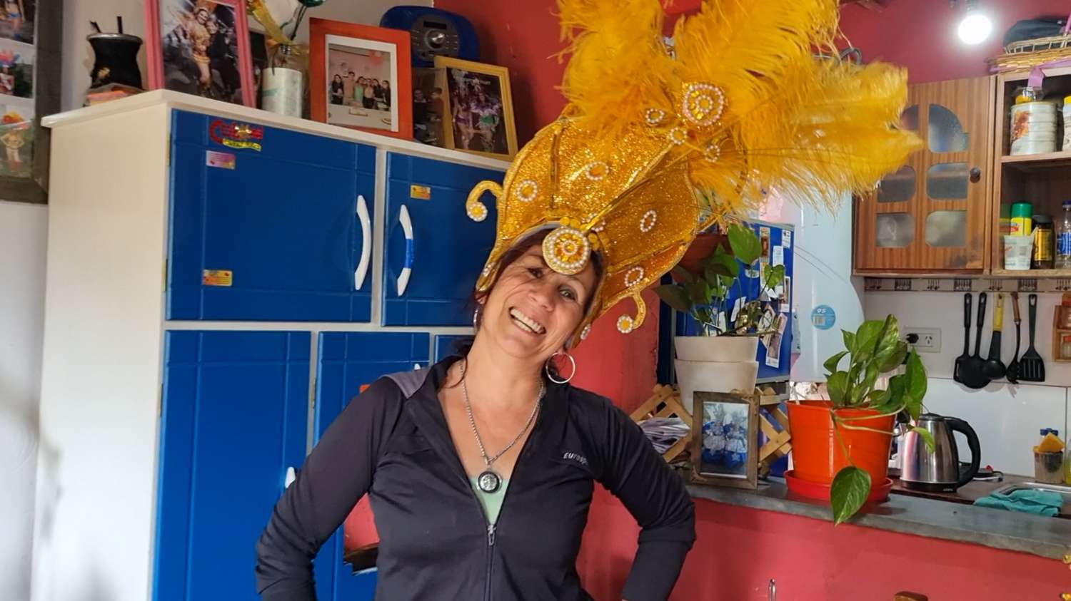 Inés, la costurera que confecciona los tradicionales trajes que luce en el Carnaval la comparsa Maracuyá