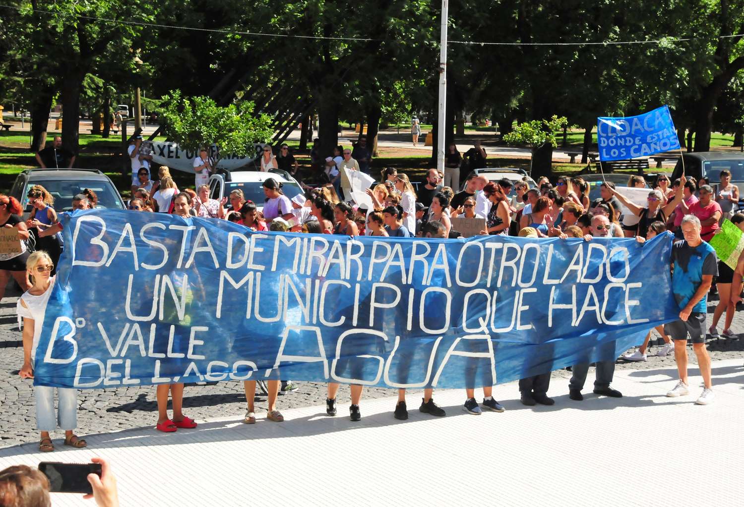 "¡Queremos agua!": un centenar de vecinos se movilizaron al Municipio