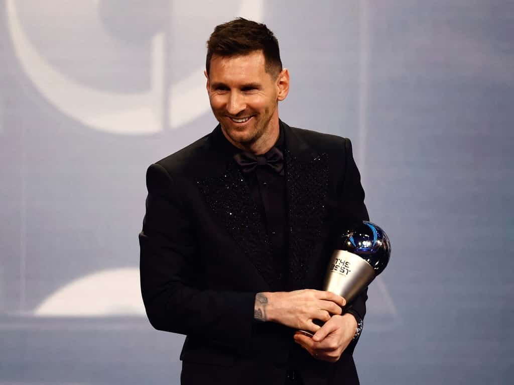 Messi con el premio a mejor jugador de 2022.