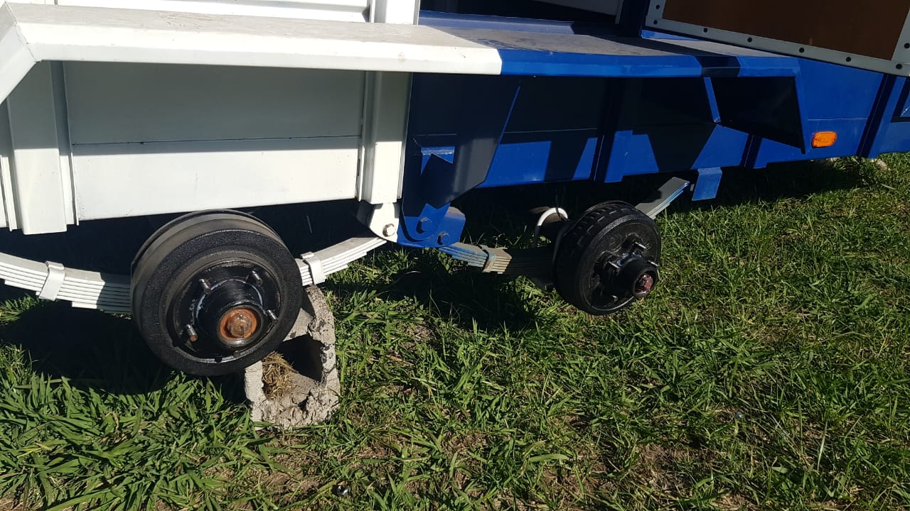 Delincuentes sustrajeron ruedas de los trailers que fabrica una empresa tandilense del Parque Industrial.