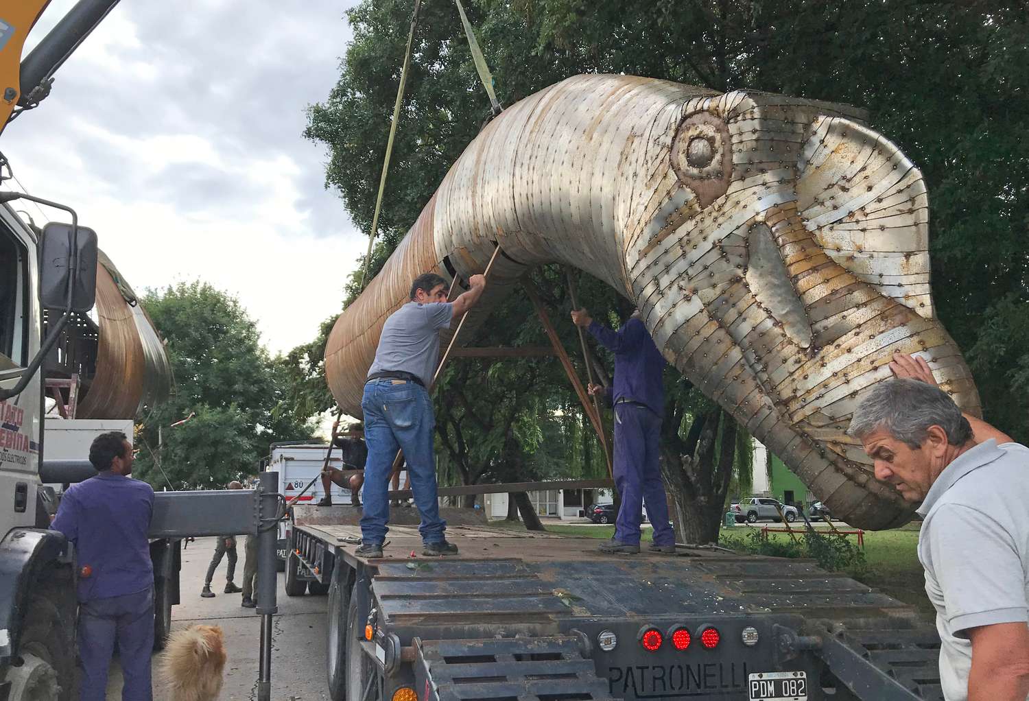 Comenzaron a trasladar el dinosaurio del Bicentenario al Parque del Origen