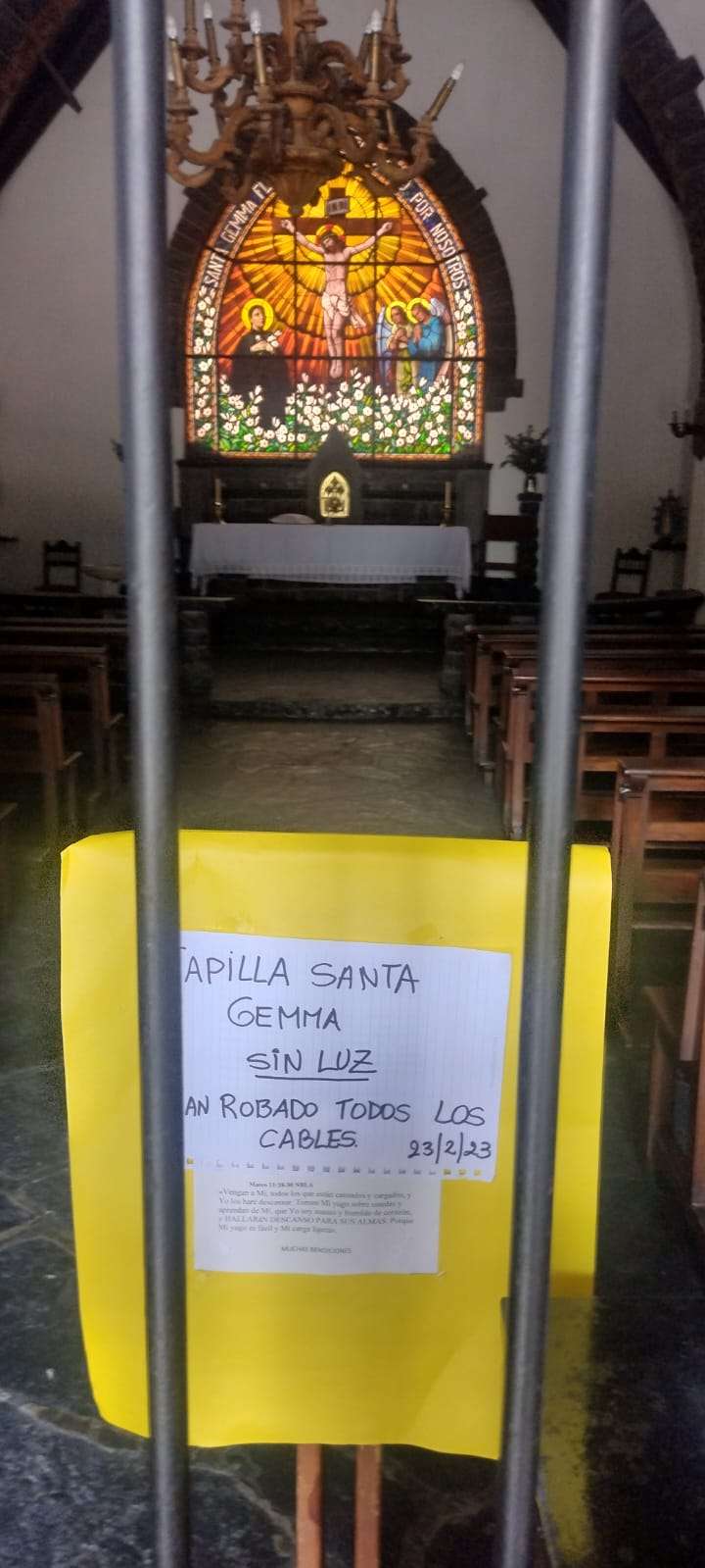 El cartel ubicado en las puertas de la capilla Santa Gemma.