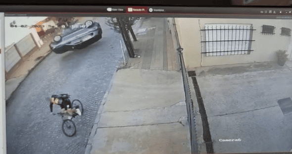 El video del vuelco de un auto en el centro de Tandil y la milagrosa salvación de un ciclista
