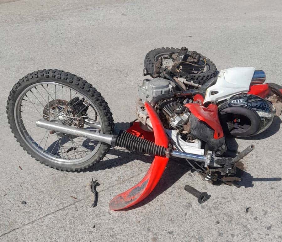 Un accidente entre una moto y un colectivo terminó con una persona hospitalizada con traumatismo craneal