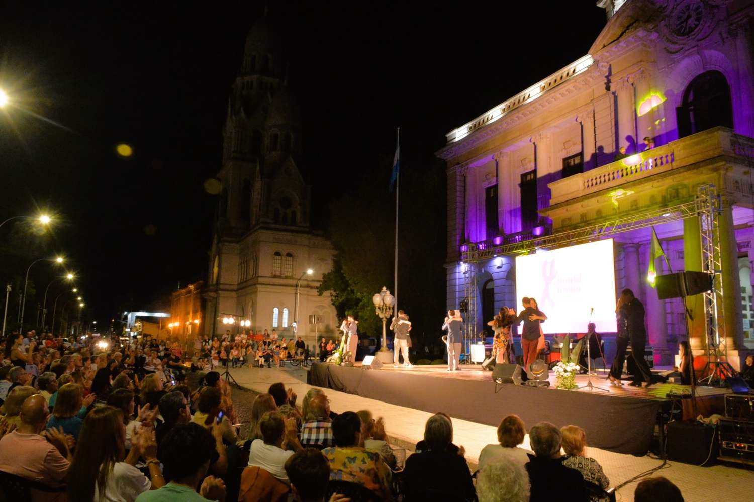 Se realizó la apertura de las preliminares del Mundial de Tango en la puerta del Palacio Municipal