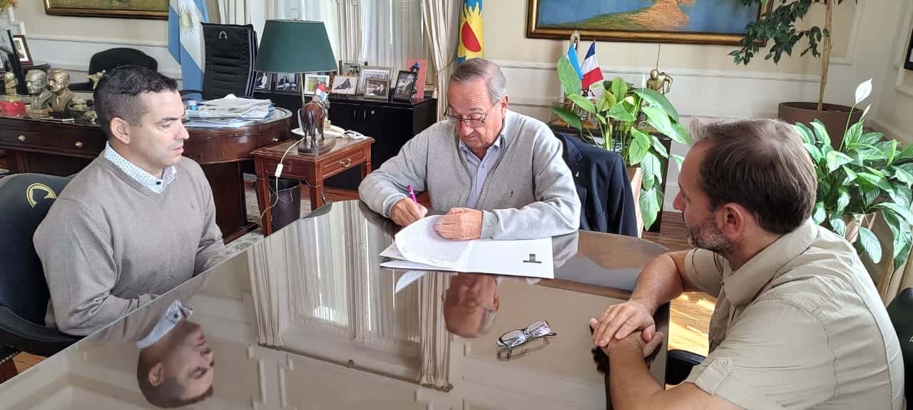 Firmaron el contrato para llevar adelantes obras de revalorización en Sierra del Tigre