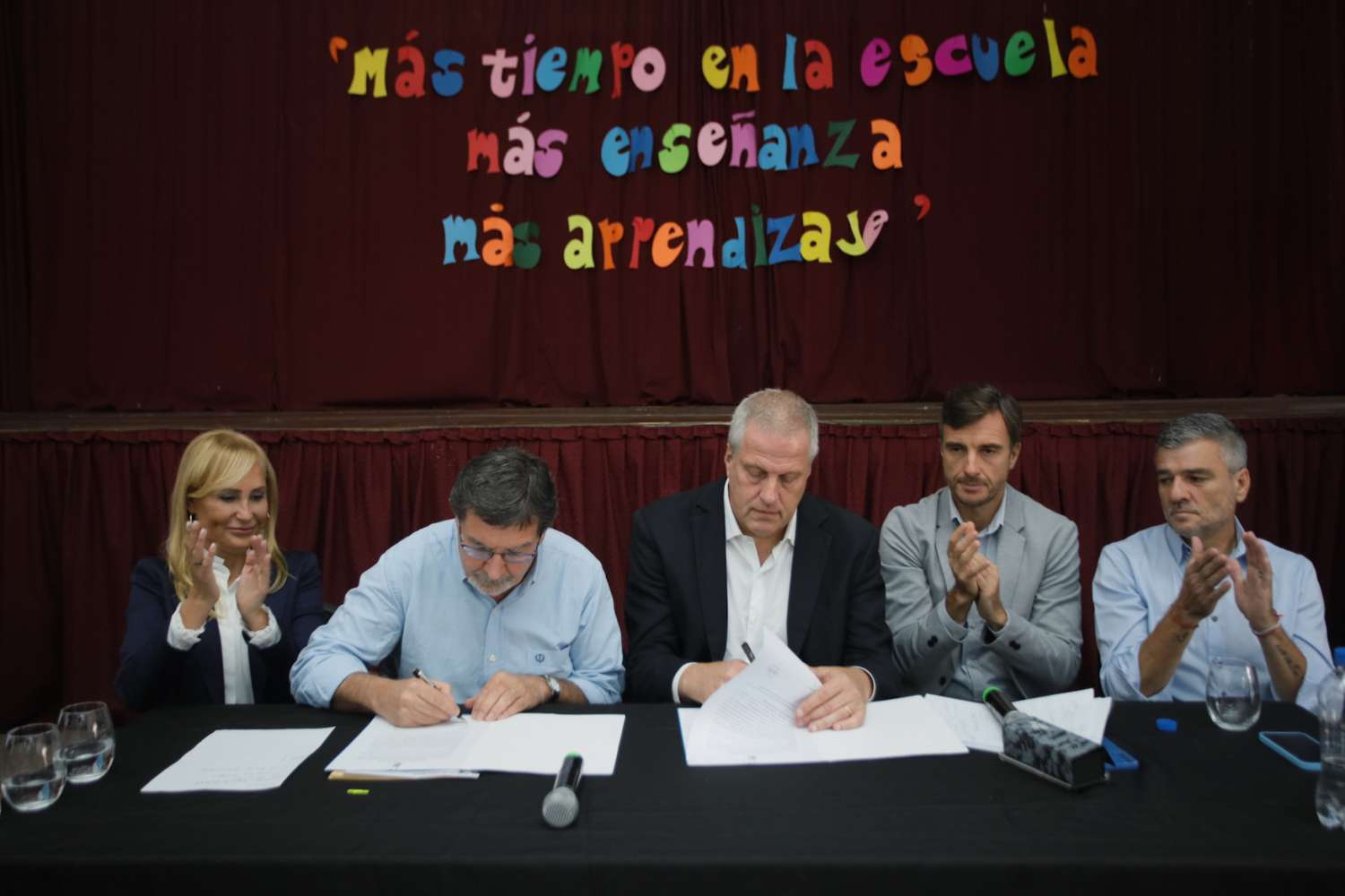 Firman un convenio para que más escuelas bonaerenses incorporen una hora más de clase por día
