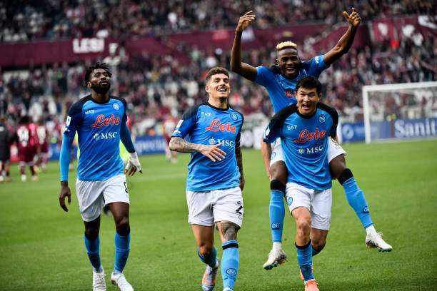 Napoli goleó a Torino