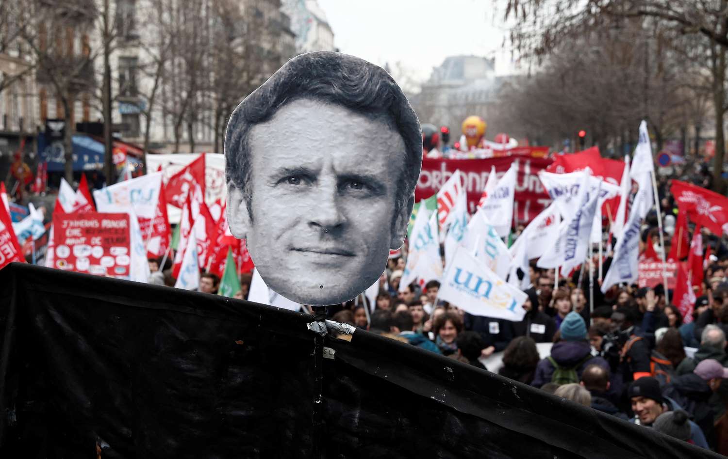 La impopular reforma jubilatoria de Macron se endurece en Francia