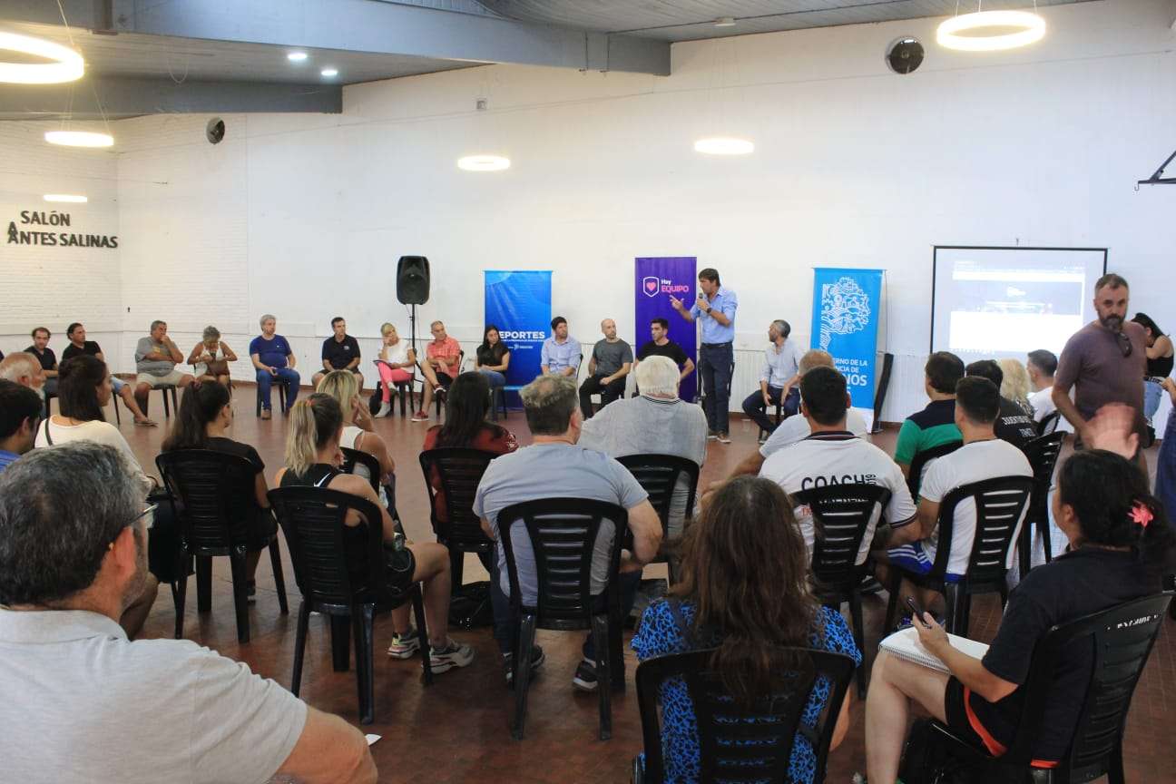 El programa fue presentado el Salón Cervantes Salinas del Club Ferrocarril Sud.