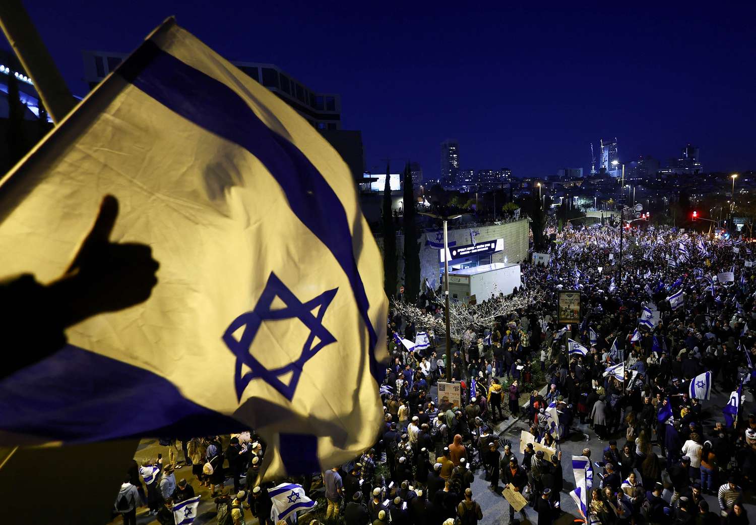 Netanyahu aplazó su polémica reforma judicial tras protestas masivas