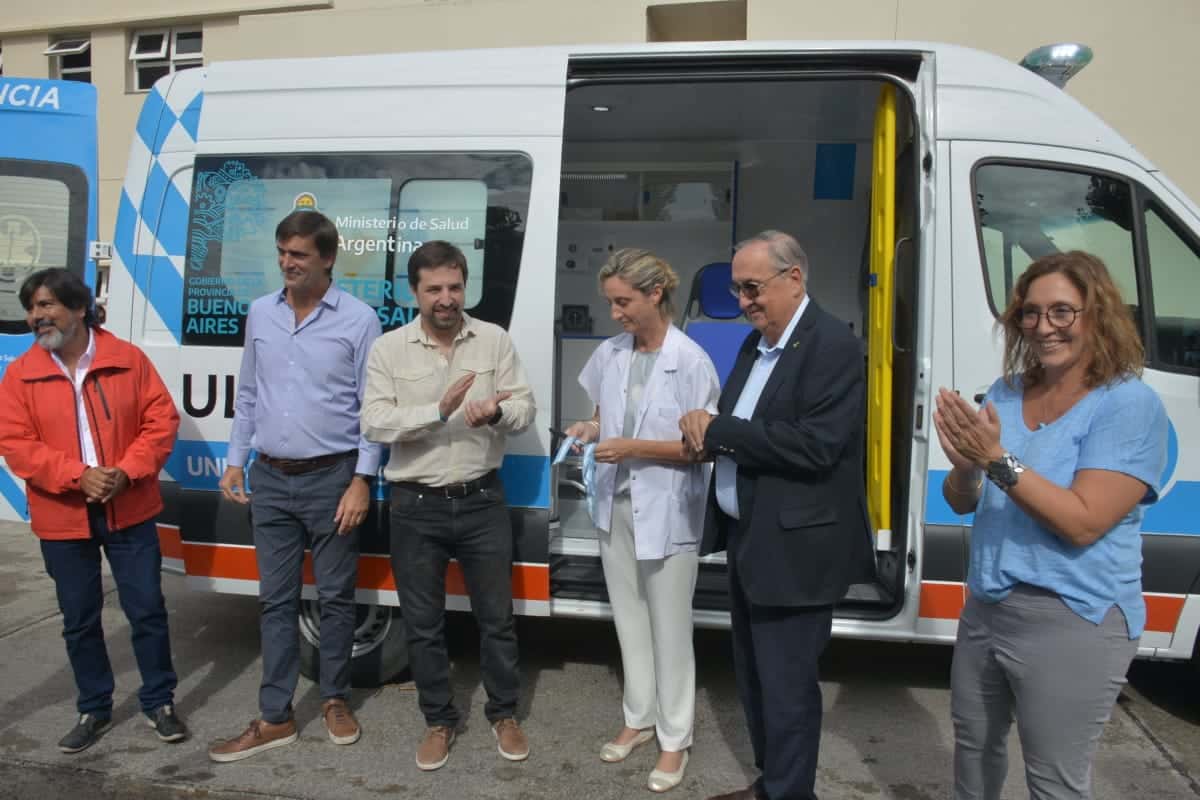 Kreplak, junto al intendente Lunghi y el diputado Rogelio Iparraguirre frente a la nueva unidad del SISP